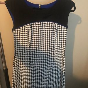 Black/white houndstooth shift dress with blue trim